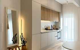 Luxury Downtown Apartment Guya
